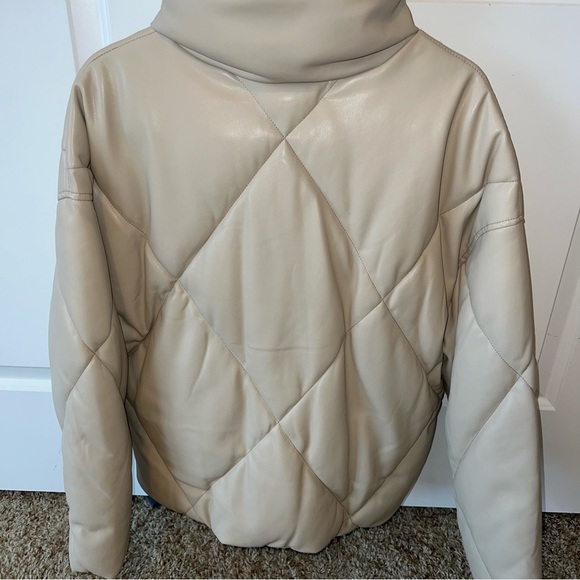 NWT! Abercrombie & Fitch - Oversized Vegan Leather Puffer - Cream - Picture 5 of 6